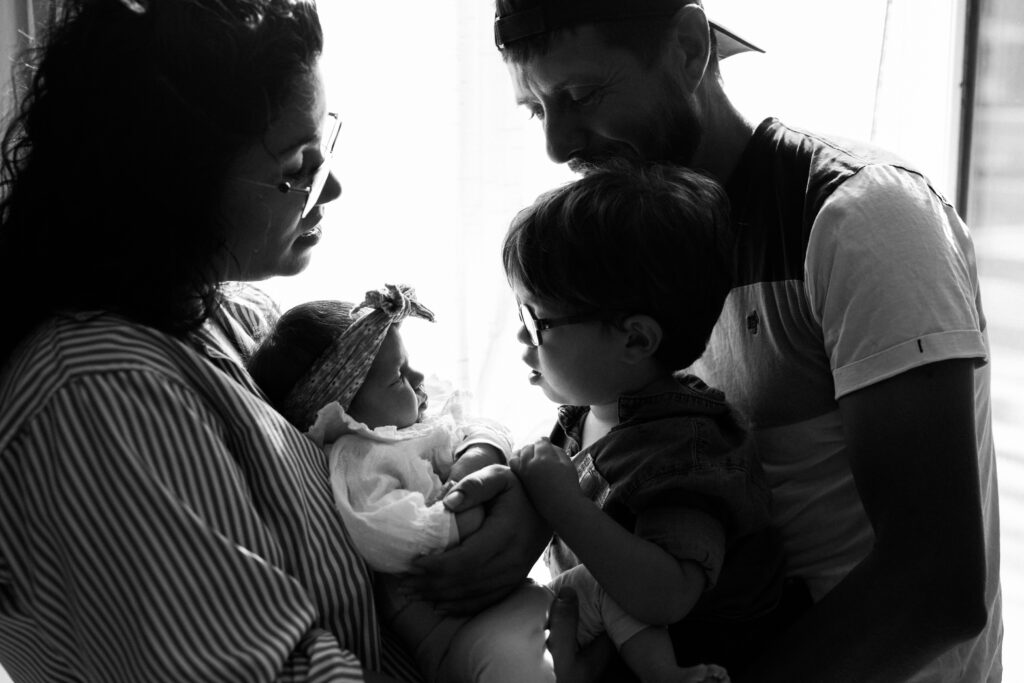 famille, séance famille à domicile , séance naissance, séance bébé , baby , fratrie , lisa sanchez photographe Gard 