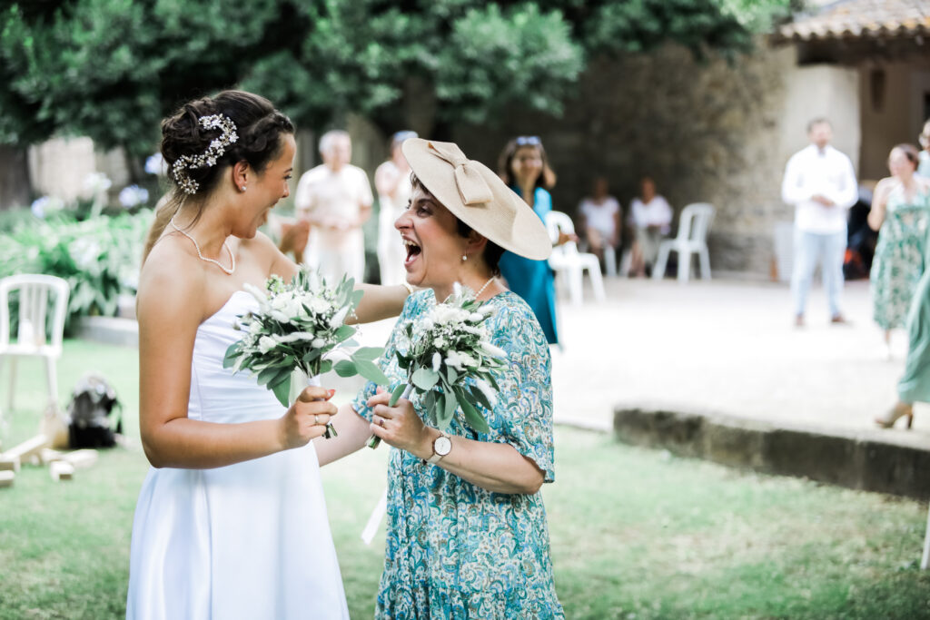 mariée et sa maman - bouquet bride